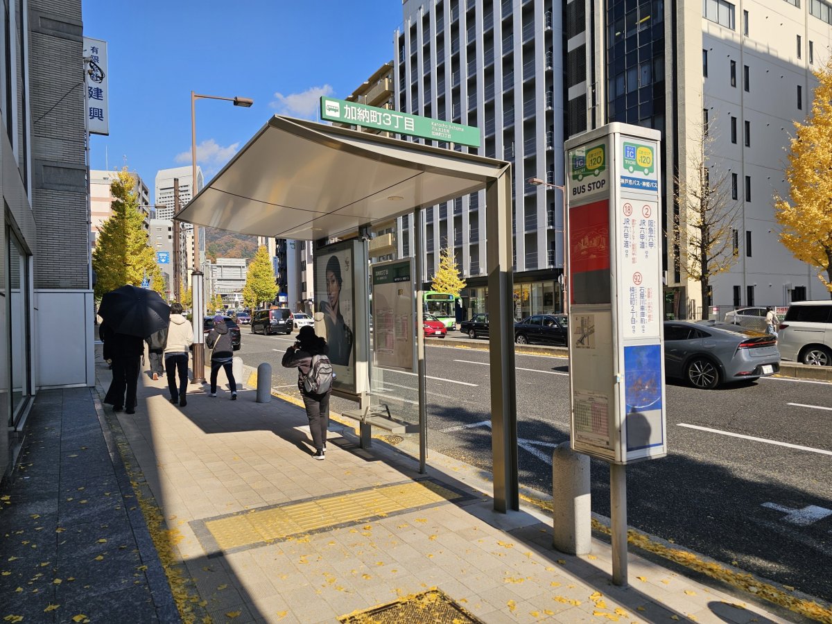 Zastávka městského autobusu v Kobe