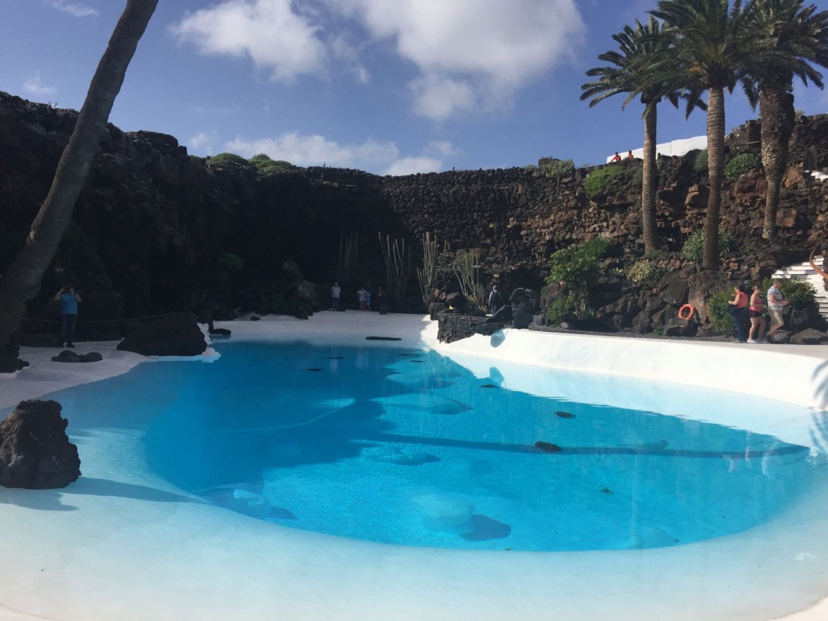 Bazének s azurovou vodou