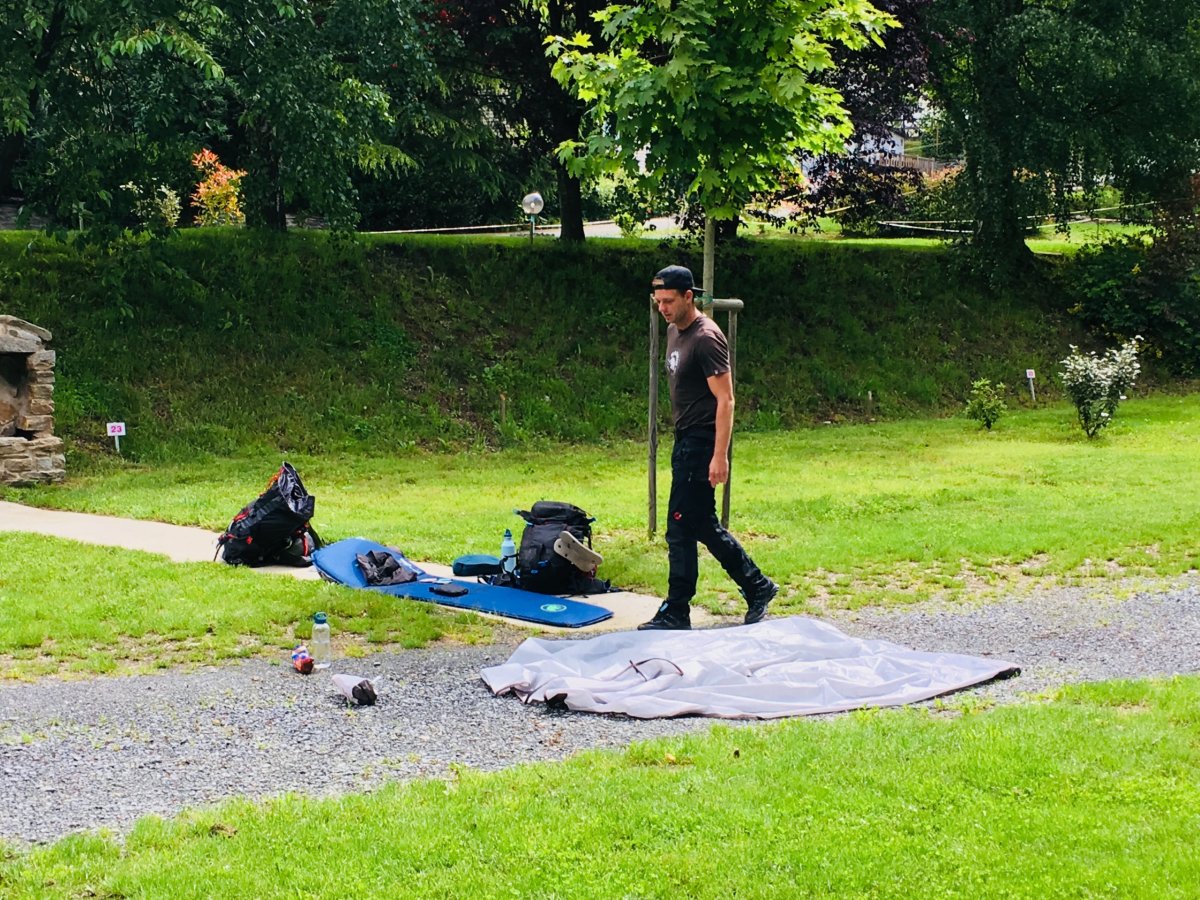 skládání plachty v kempu