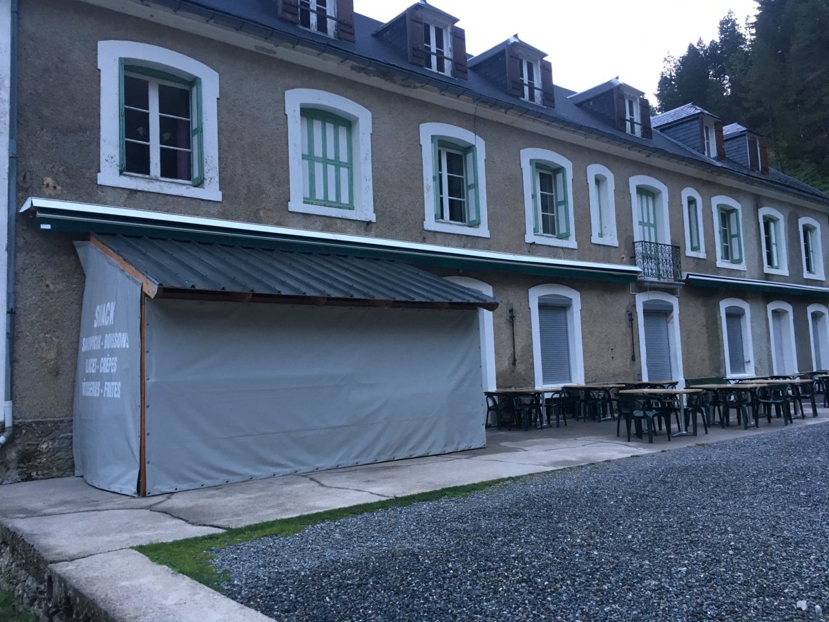 noclech u vodopádů