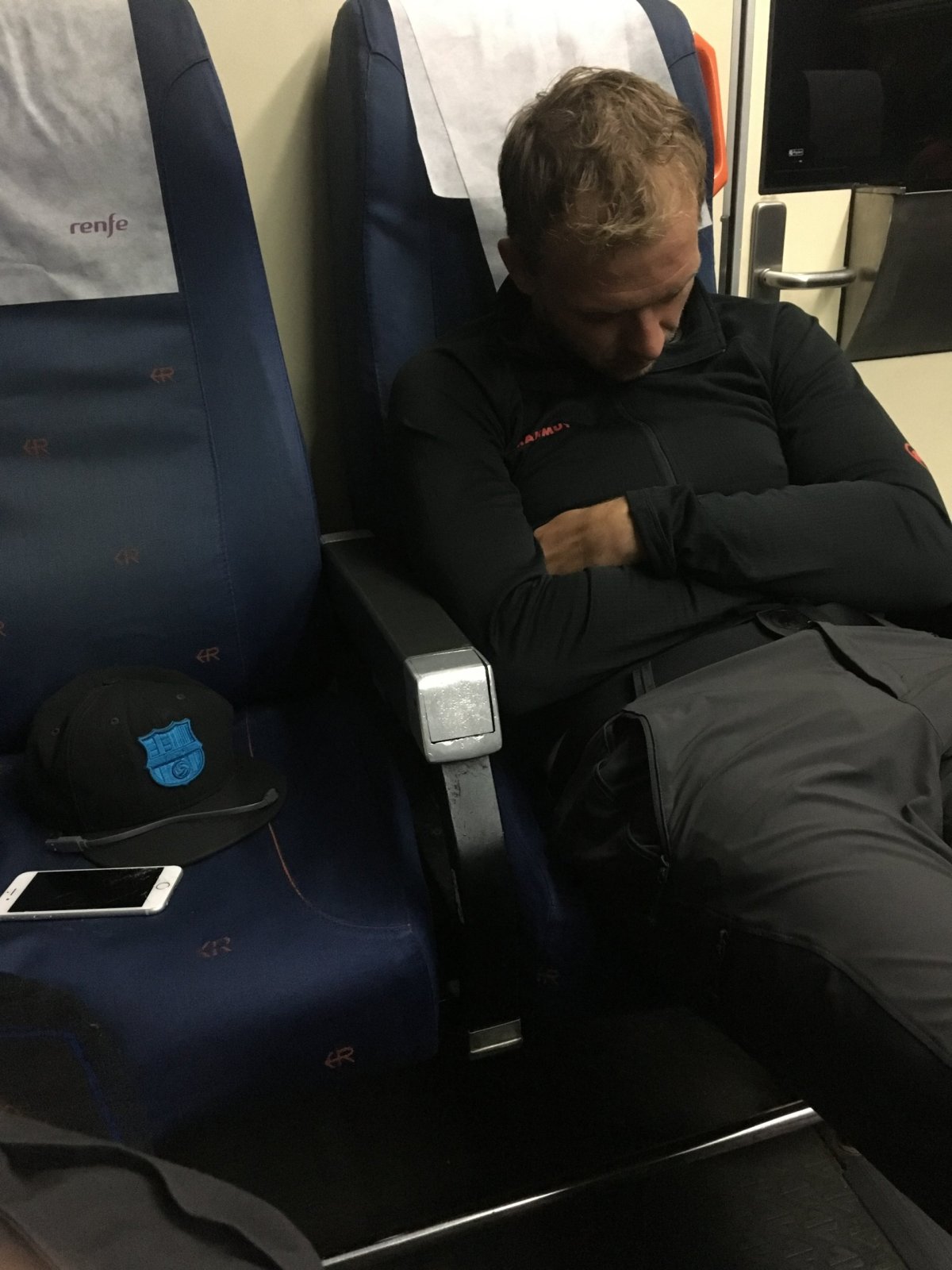 Mirek spí ve vlaku