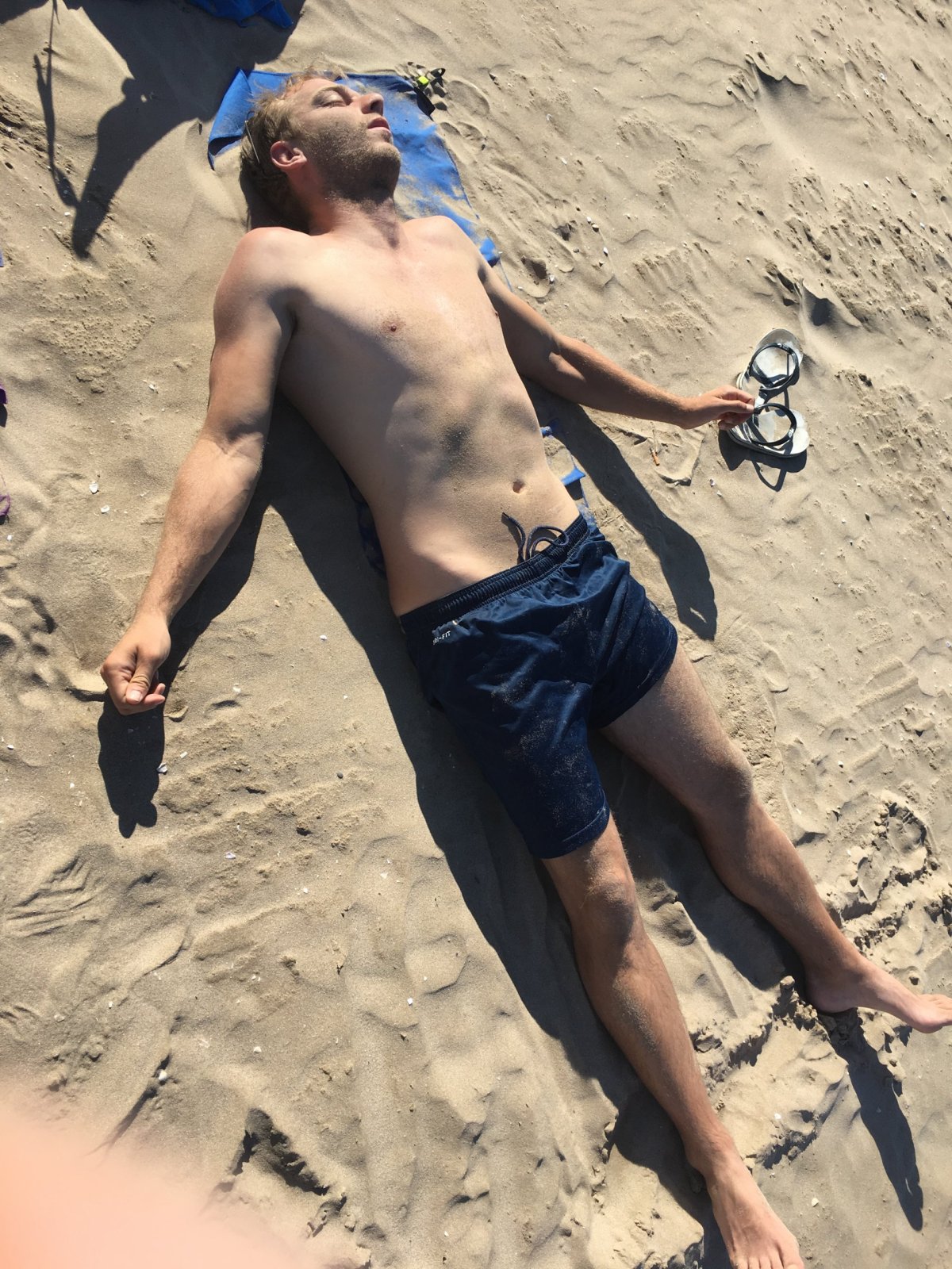 Mirek spí na pláži