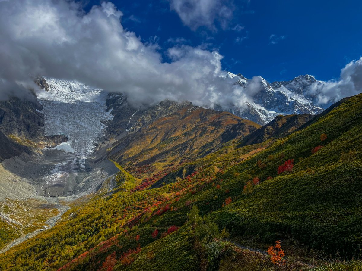ledovec Adishi a napravo od něj masív Šchara