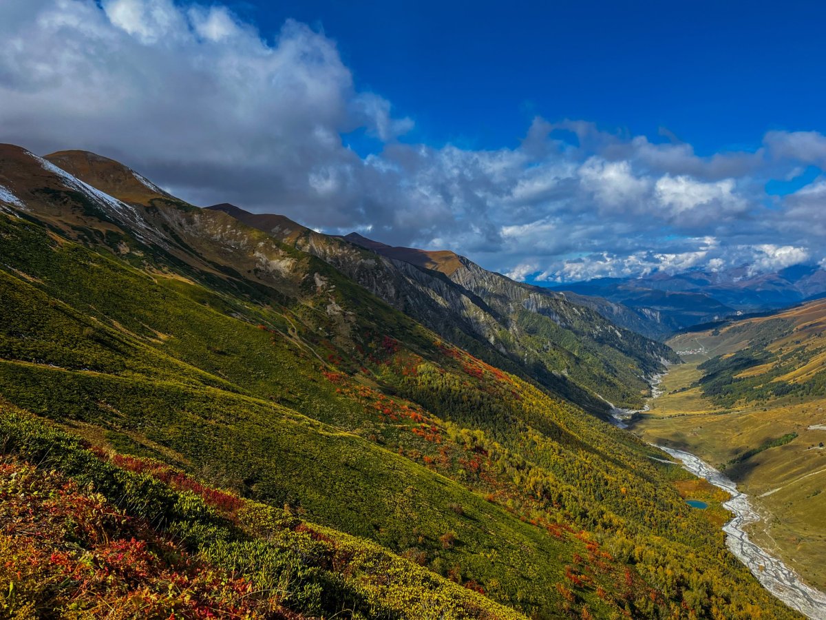 hřeben lemující údolí, kterým jsme procházeli - v dálce je viditelná vesnice Adishi..