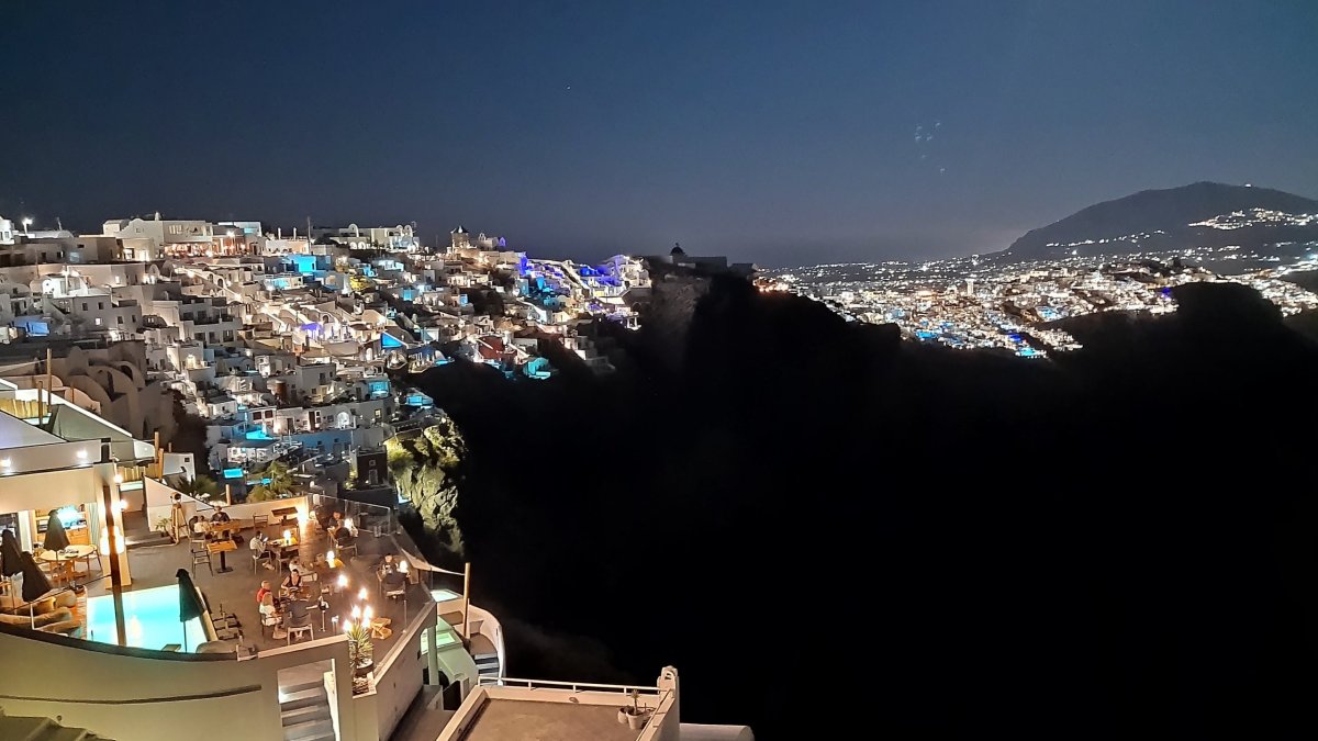 Zářící kaldera v noci