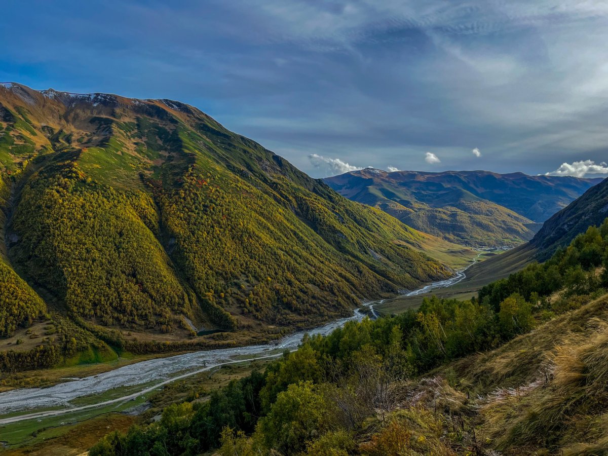 místo, odkud na konci údolí poprvé spatříme věže Ušguli 
