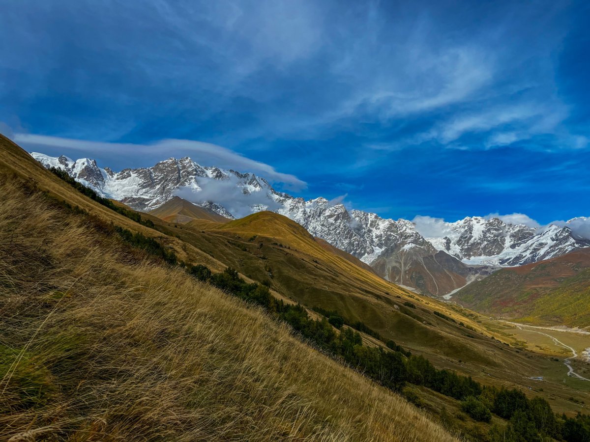 masív Šchara vč. nejvyšší hory Gruzie (5 193 m. n. m.)
