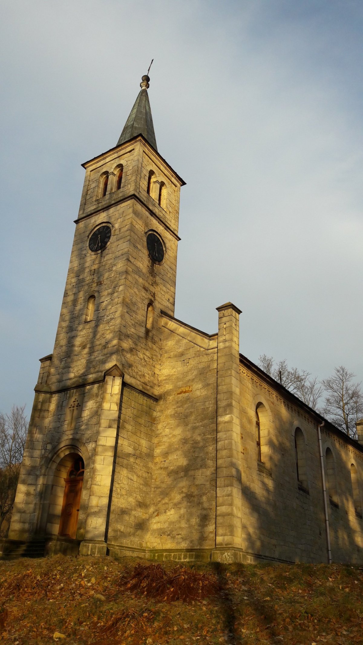 Kostel v obci Pstraźna (Stroužný).