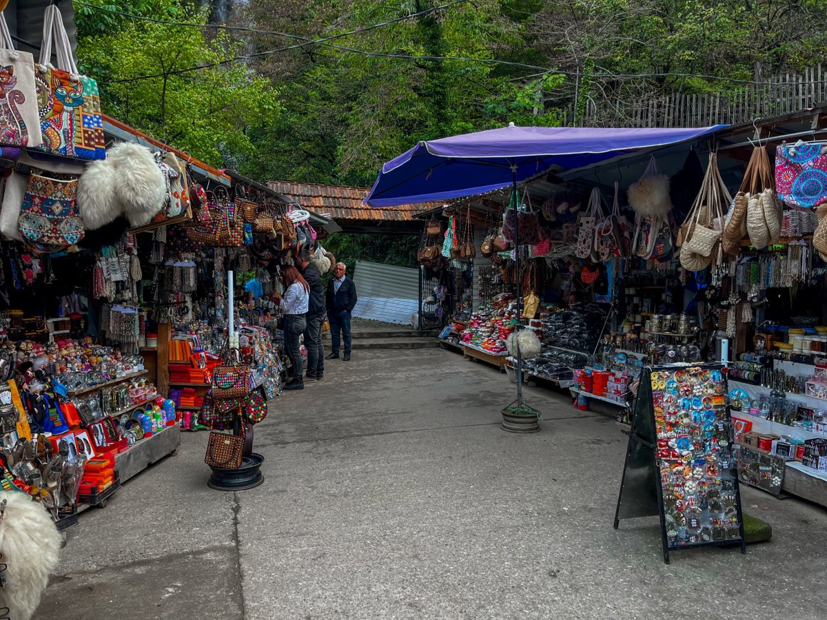 oblast kolem vodopádu Makhuntseti je poměrně turistická..