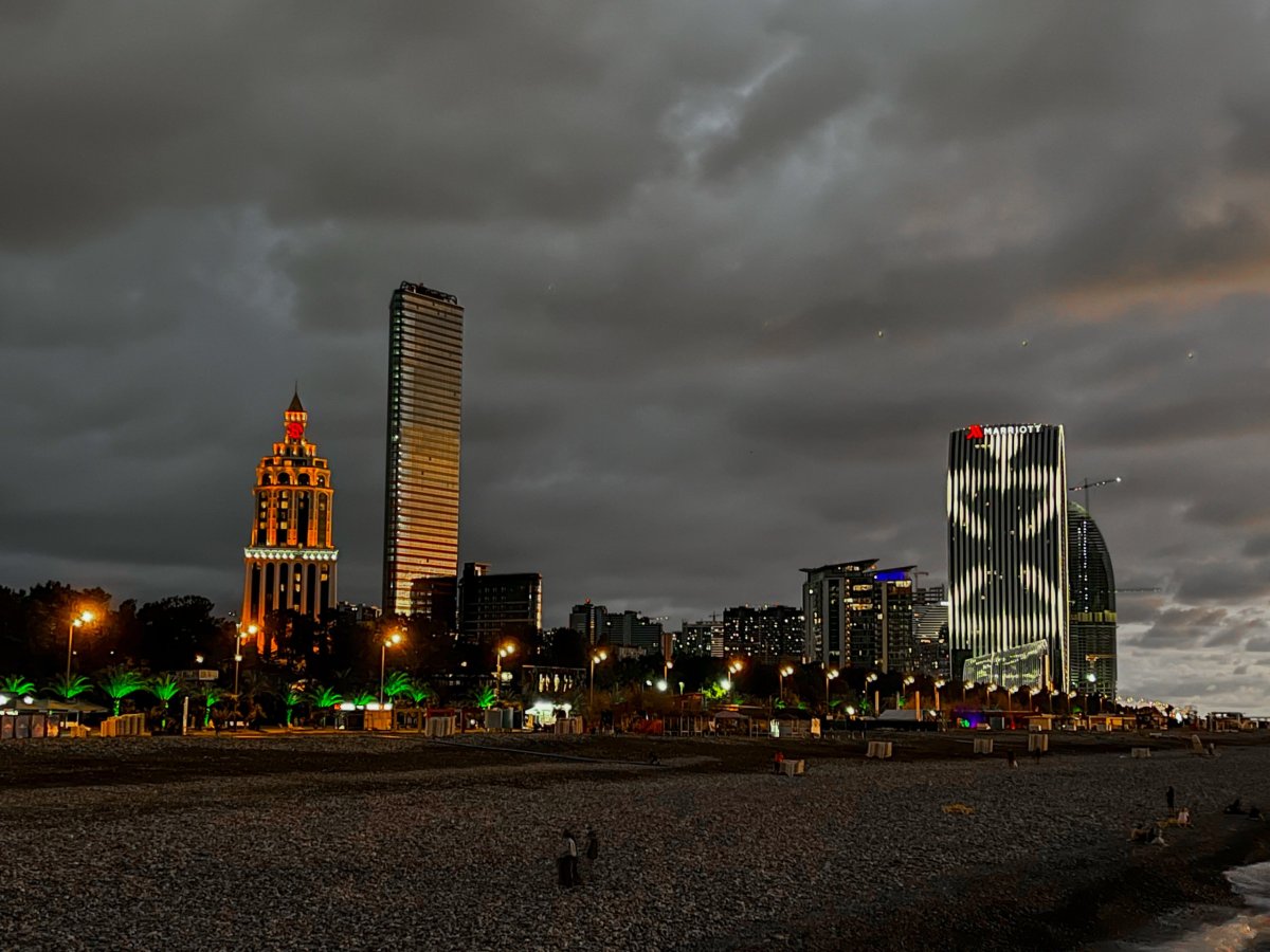 město je poseto hotely a futuristickými budovami..