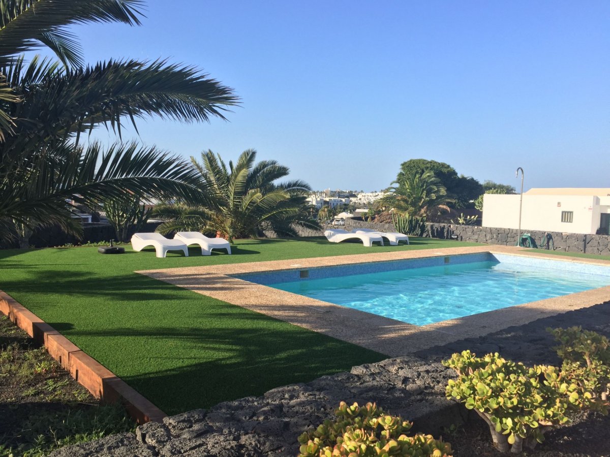 Zahrada s bazénem u domečku