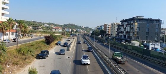 Výstižné foto, železniční trať je vlevo od dálnice. U připojovacího pruhu je patrná pneumatika strčená do kanálu bez mřížky. 