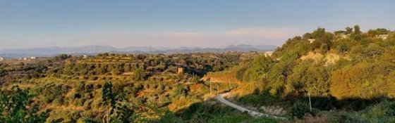 Zelená krajina a v pozadí hory. Je patrná oblačnost a opravdu tam byly bouřky. 