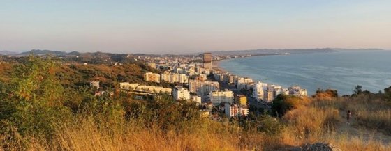 Výhled z kopce se skálou na záliv. Někde v pozadí náš hotel. 