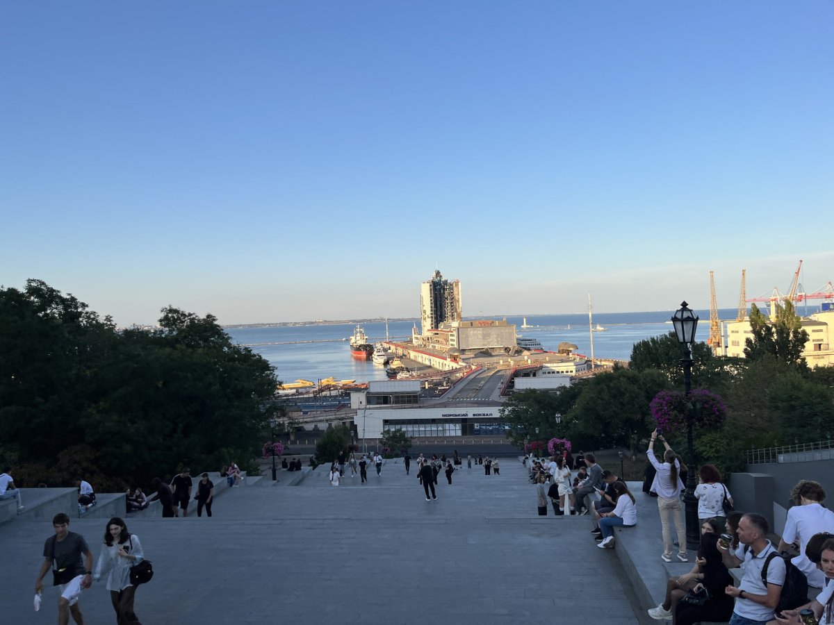 Zasažený hotel v dálce