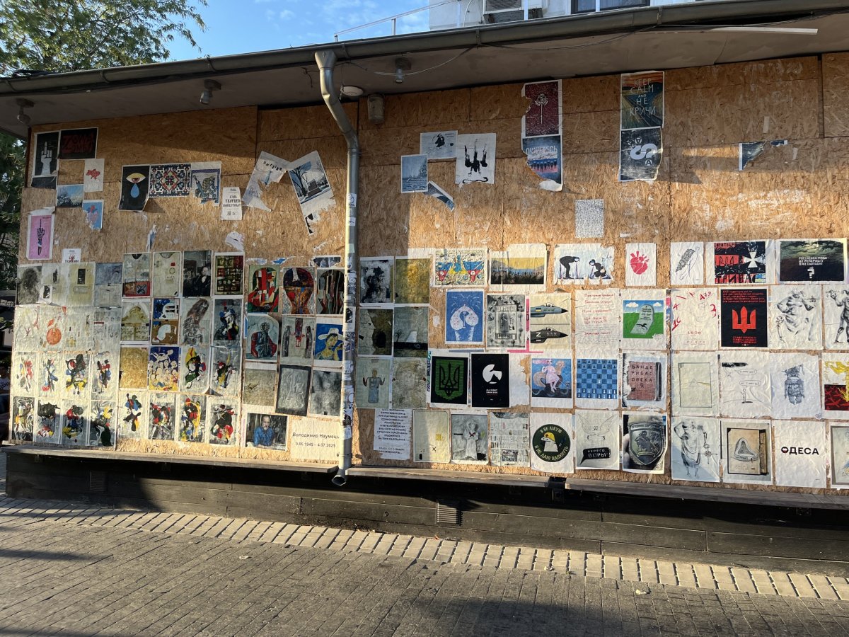 Stěna u zasažené budovy