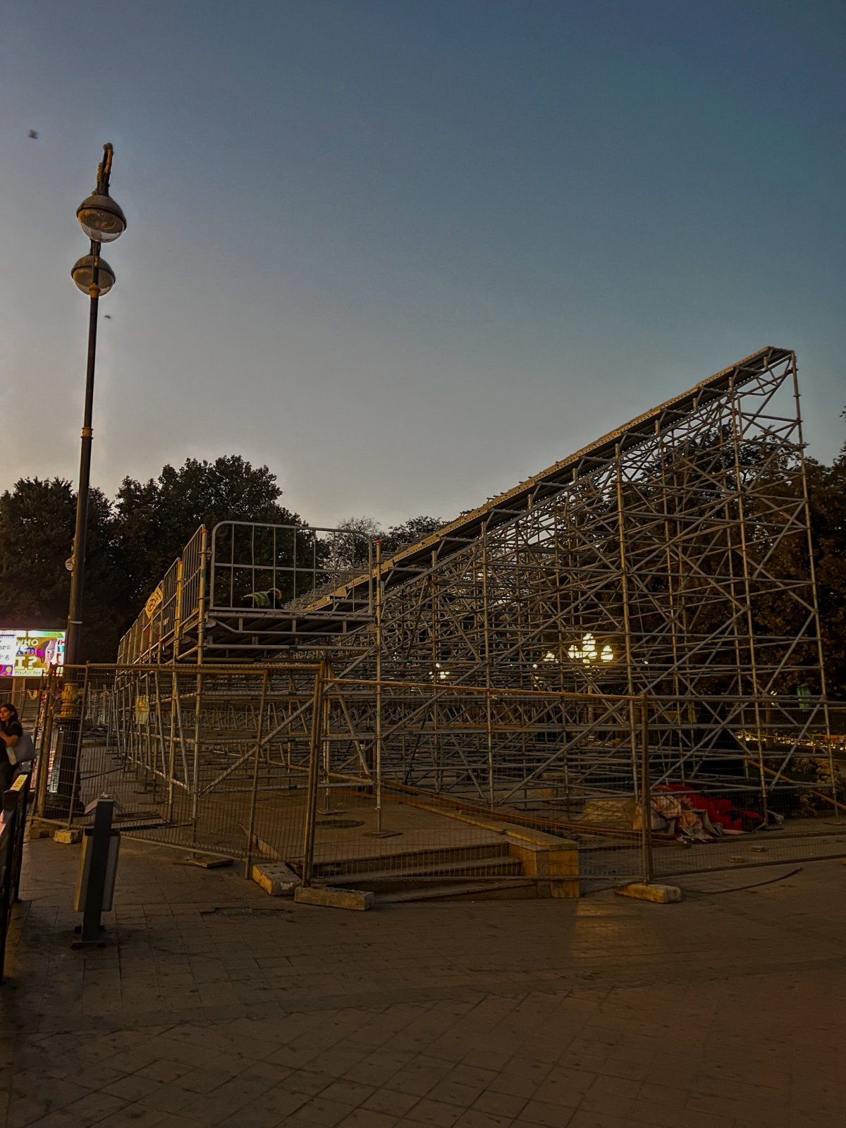 jedna z mnoha tribun lemujících okruh F1 v Baku