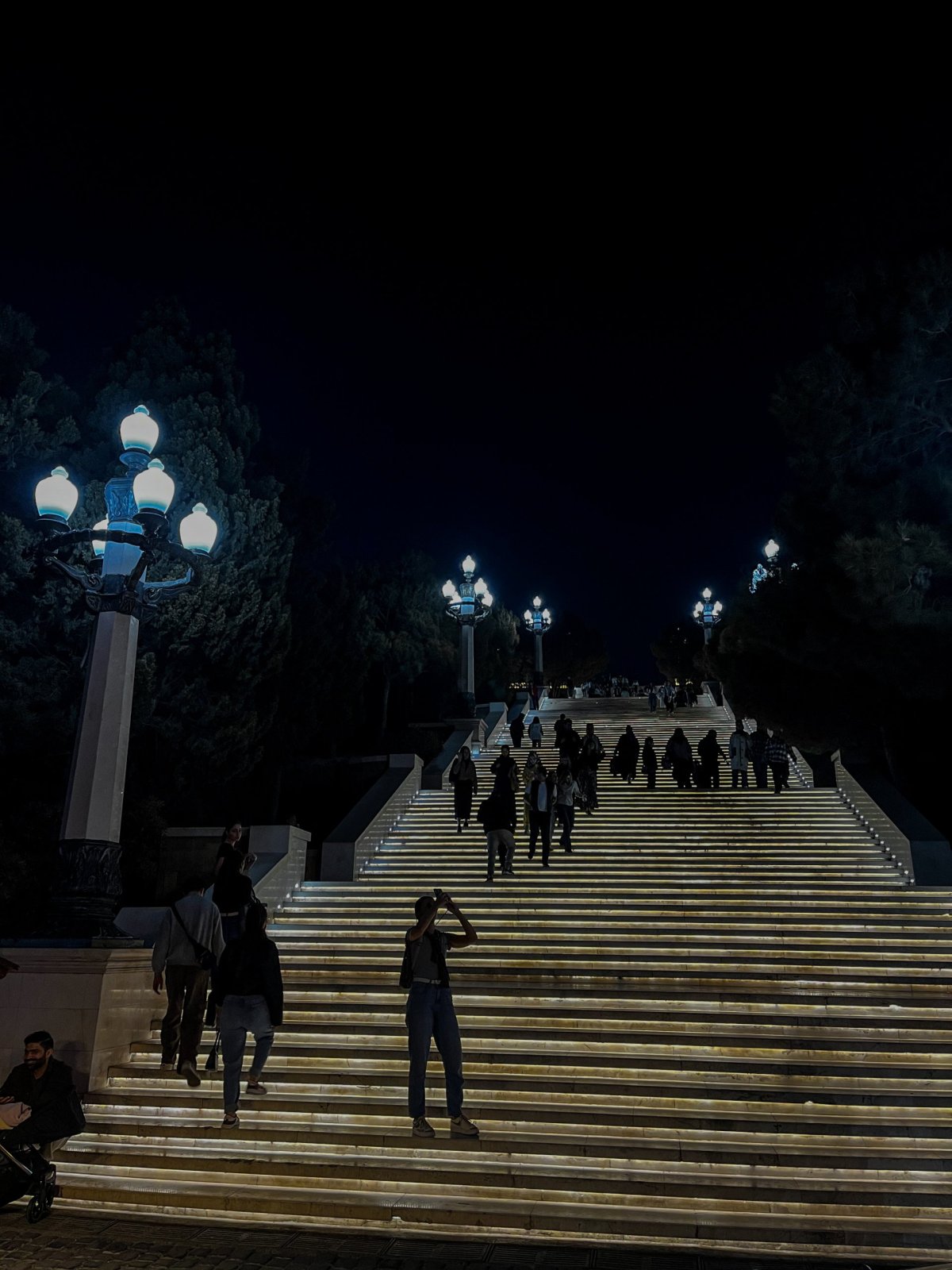 schody vedoucí na vyhlídku pod Flame Towers