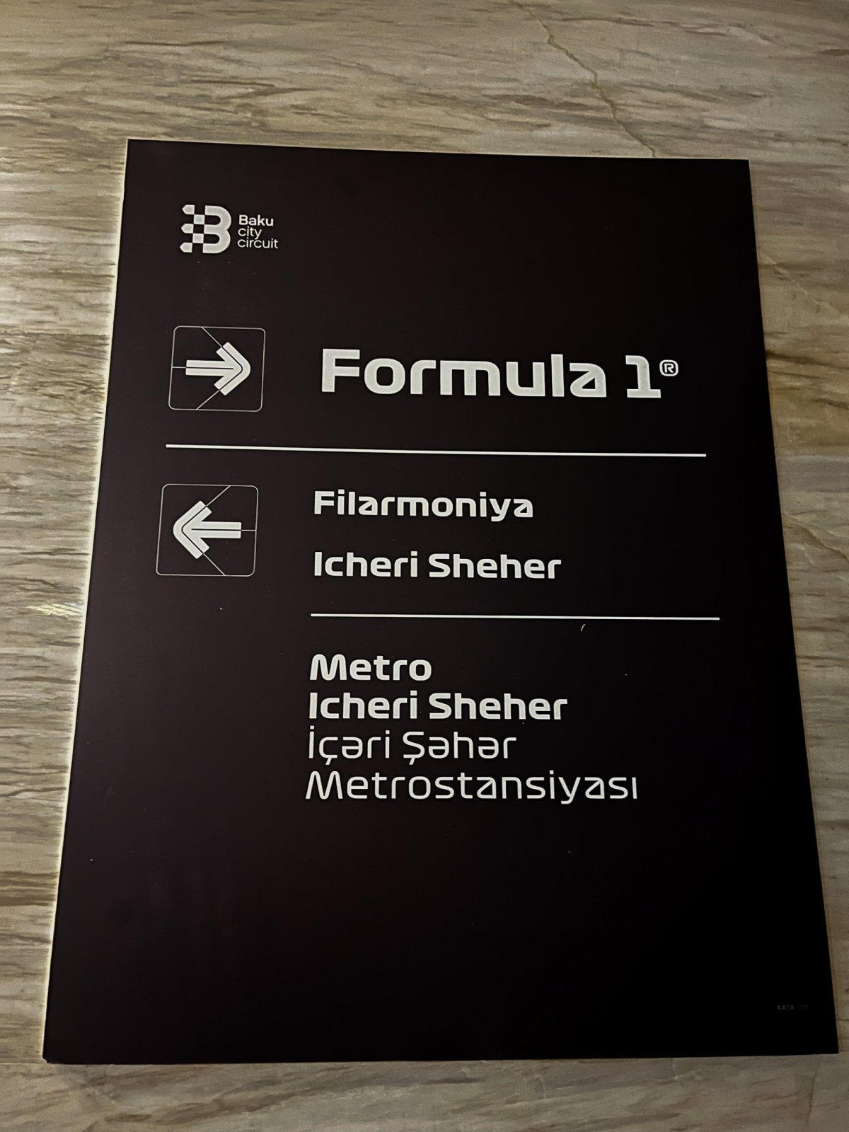 stopy po nedávné GP Ázebájdžánu byly podél trati stále k vidění..