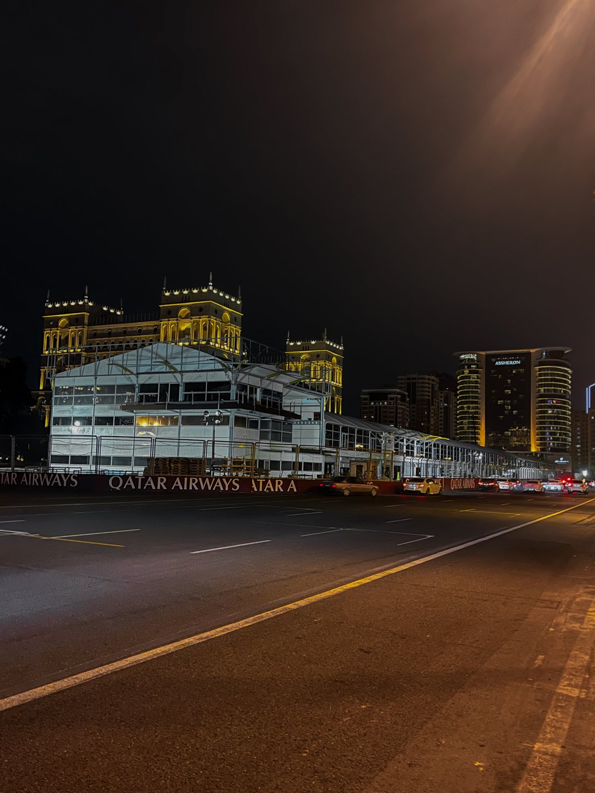 paddock F1 v demontáži 