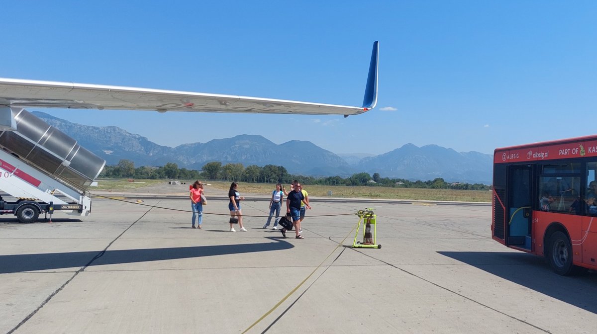 Atmosféra na letištní ploše v Tiraně. Teplota ve stítnu 37 stupňů C. 