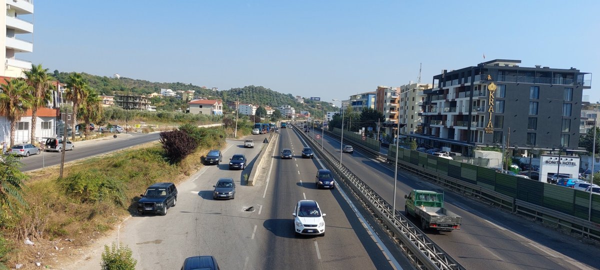 Výstižné foto, železniční trať je vlevo od dálnice. U připojovacího pruhu je patrná pneumatika strčená do kanálu bez mřížky. 