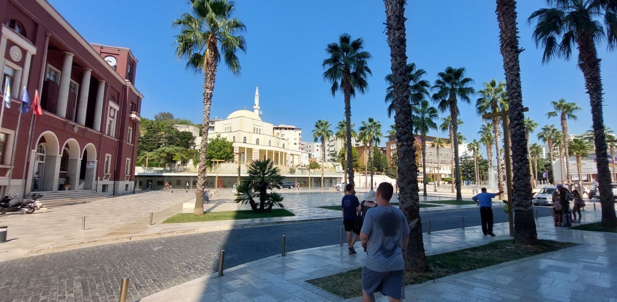 Náměstí s mešitou nahoře. Budova s vlajkami vlevo je státní úřad. 