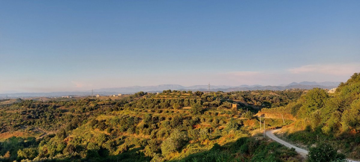  Zelená krajina a v pozadí hory. Je patrná oblačnost a opravdu tam byly bouřky. 