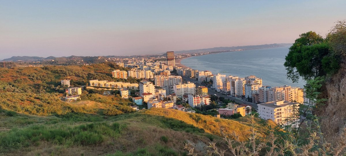 Výhled z kopce se skálou na záliv. Někde v pozadí náš hotel. 