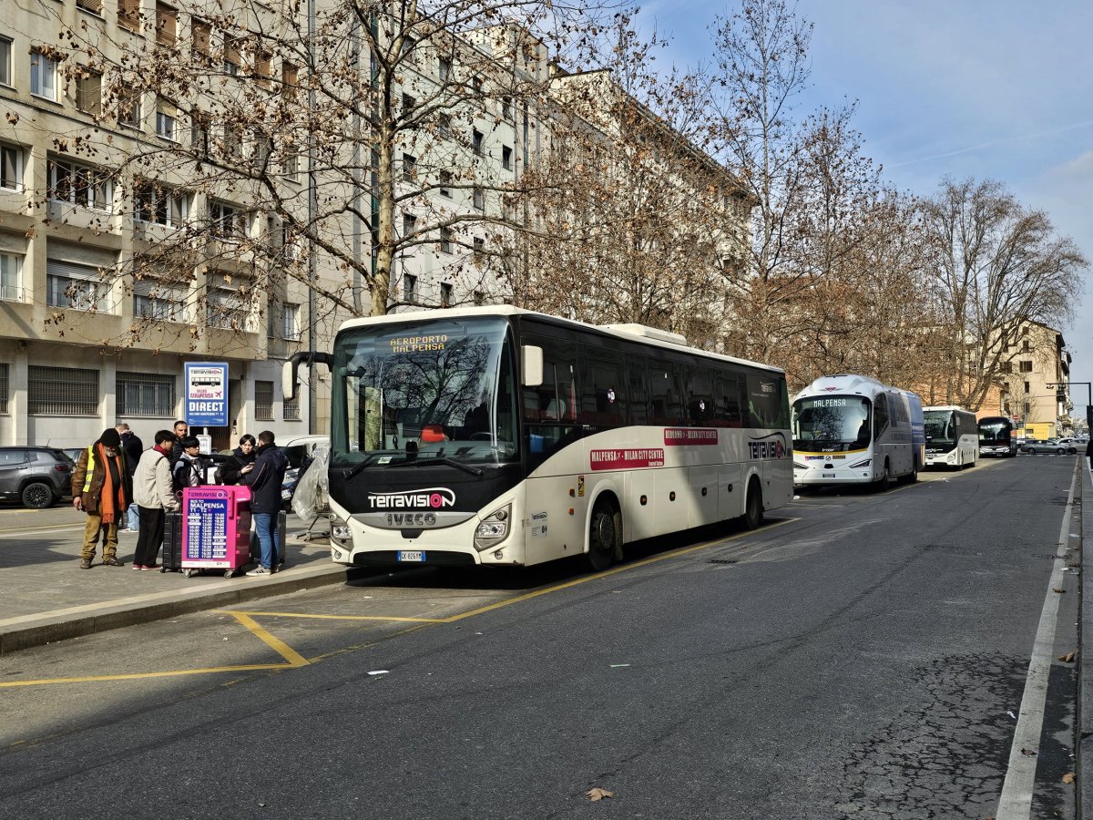 Zastávka autobusů u stanice Milano-Centrale