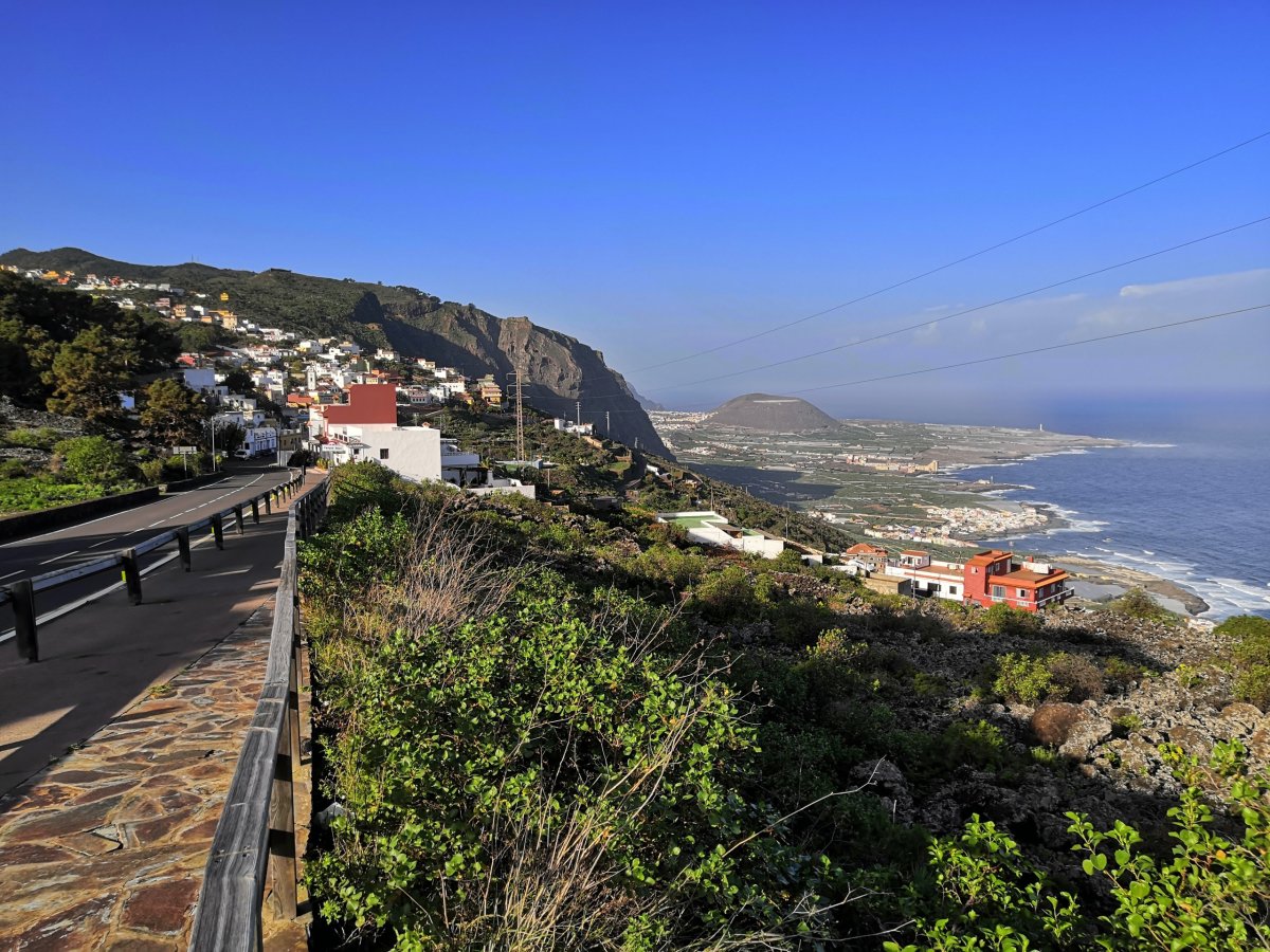 Výhledy po cestě (v pozadí sopka Montaña de Taco)