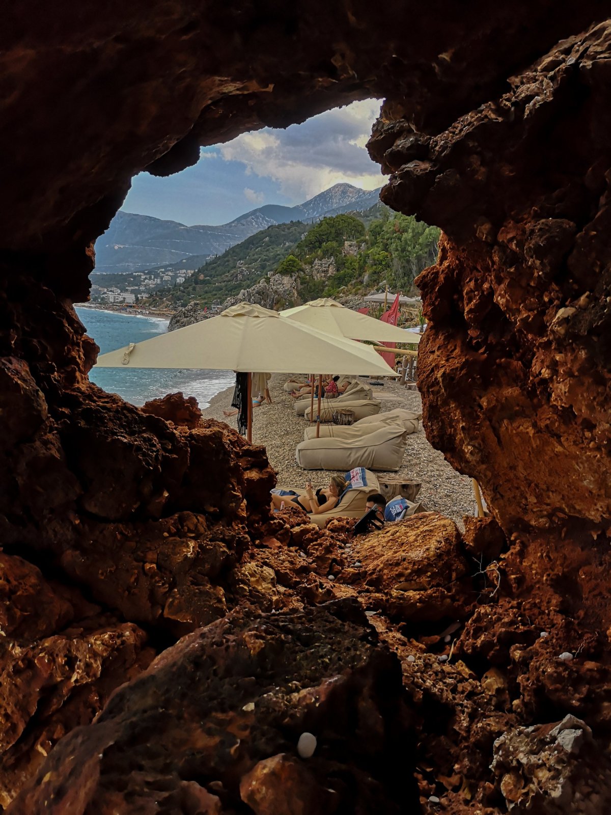 Oblázkové pláže lemují skály