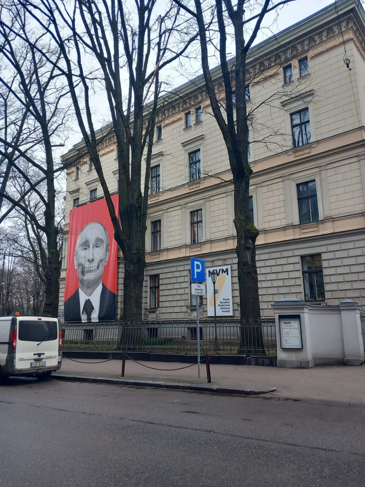 Naproti ruské ambasády