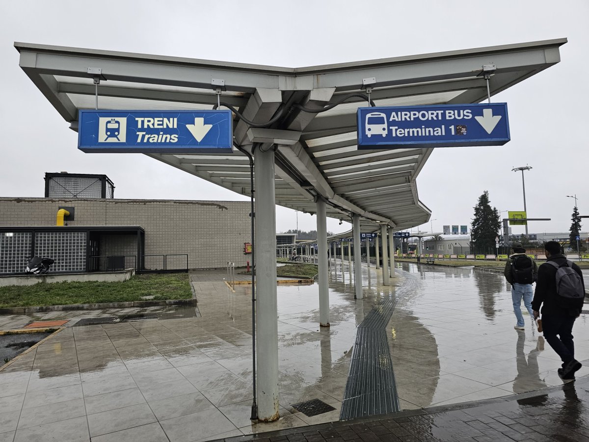 Pěší trasa ke stanici vlaku u terminálu 2