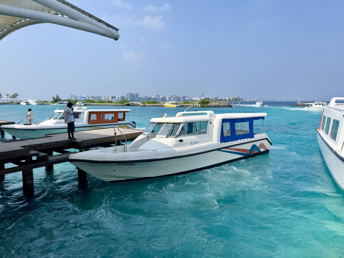 Lodí z letiště do Malé