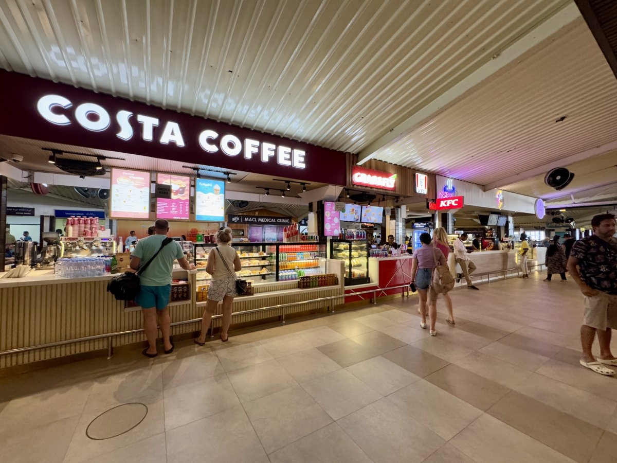 Občerstvení před pasovou kontrolou a check-in