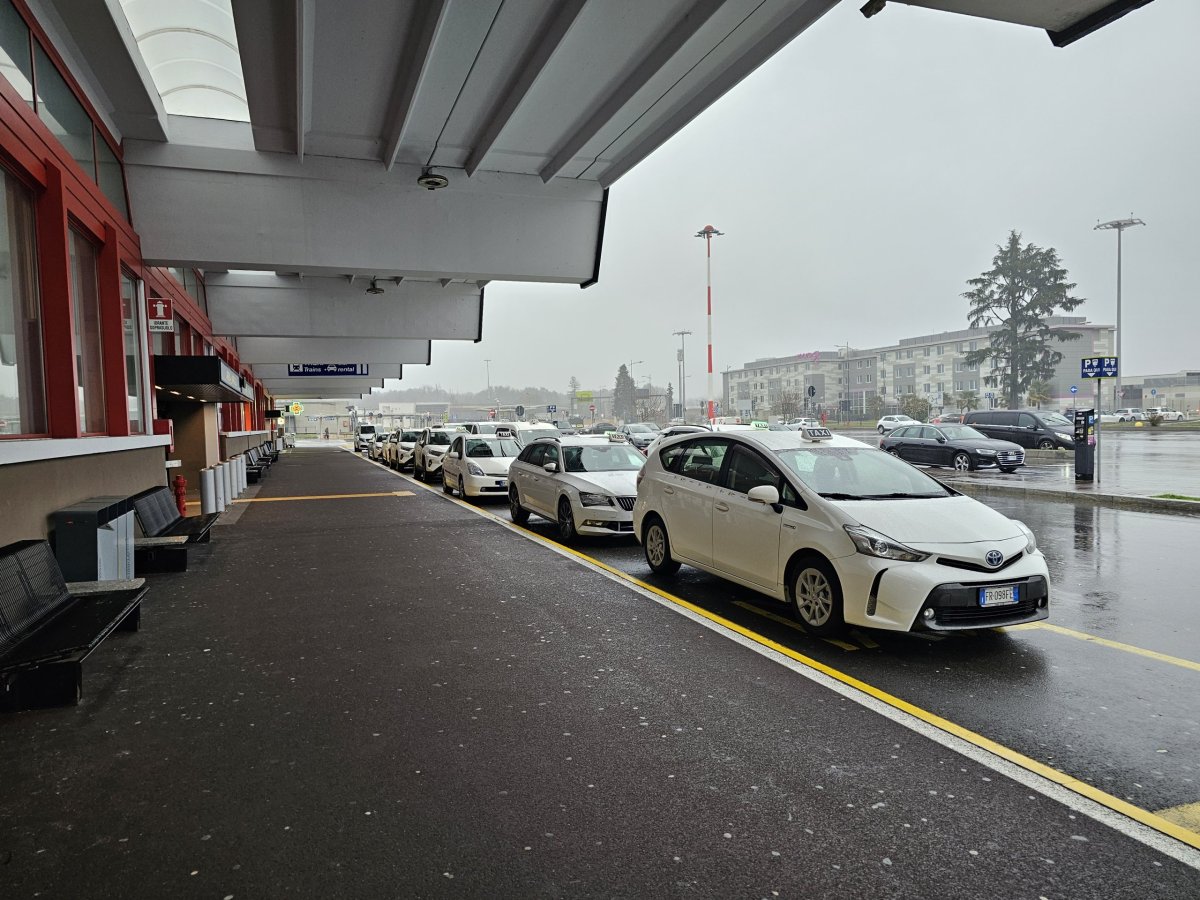 Taxi před terminálem 2