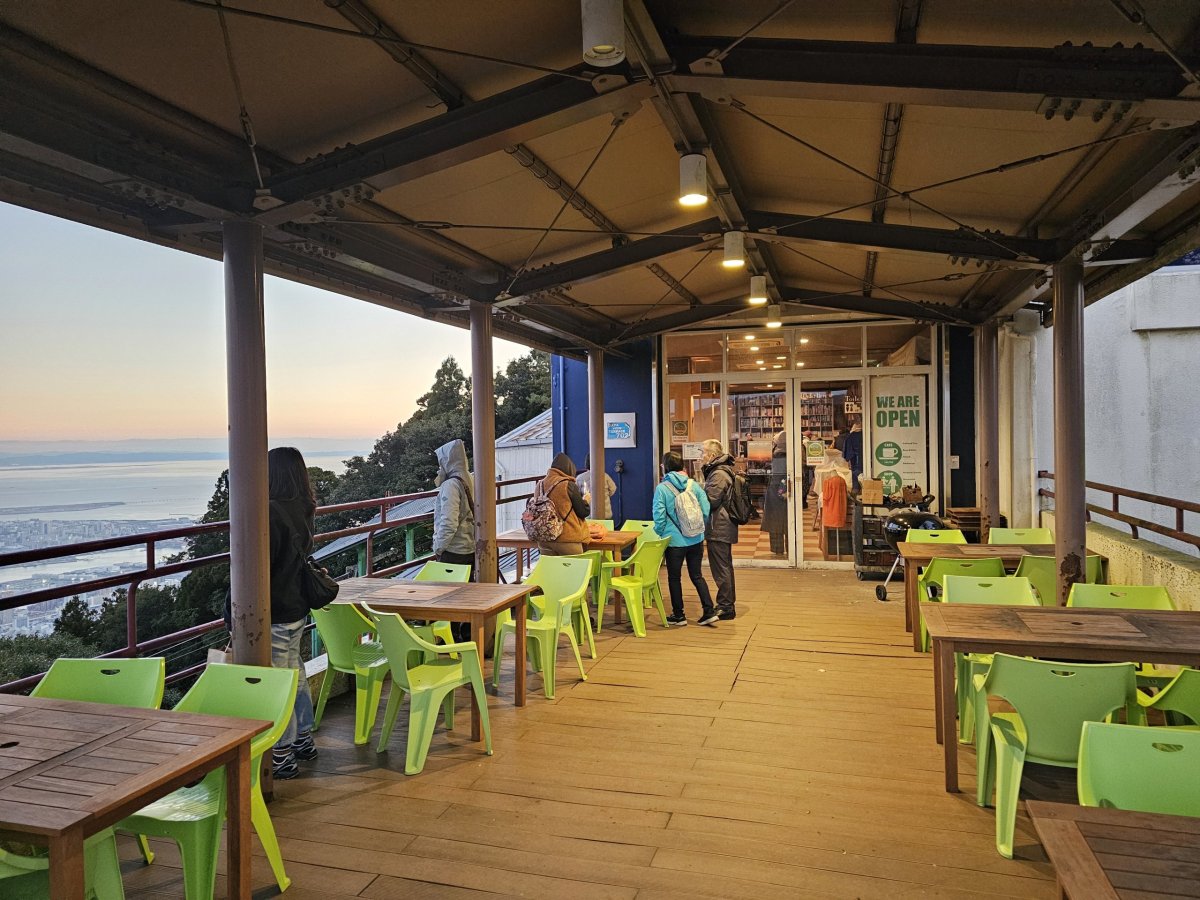 Mount Maya, restaurace