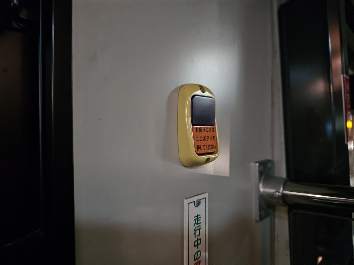 Tlačítko "STOP" v městských autobusech