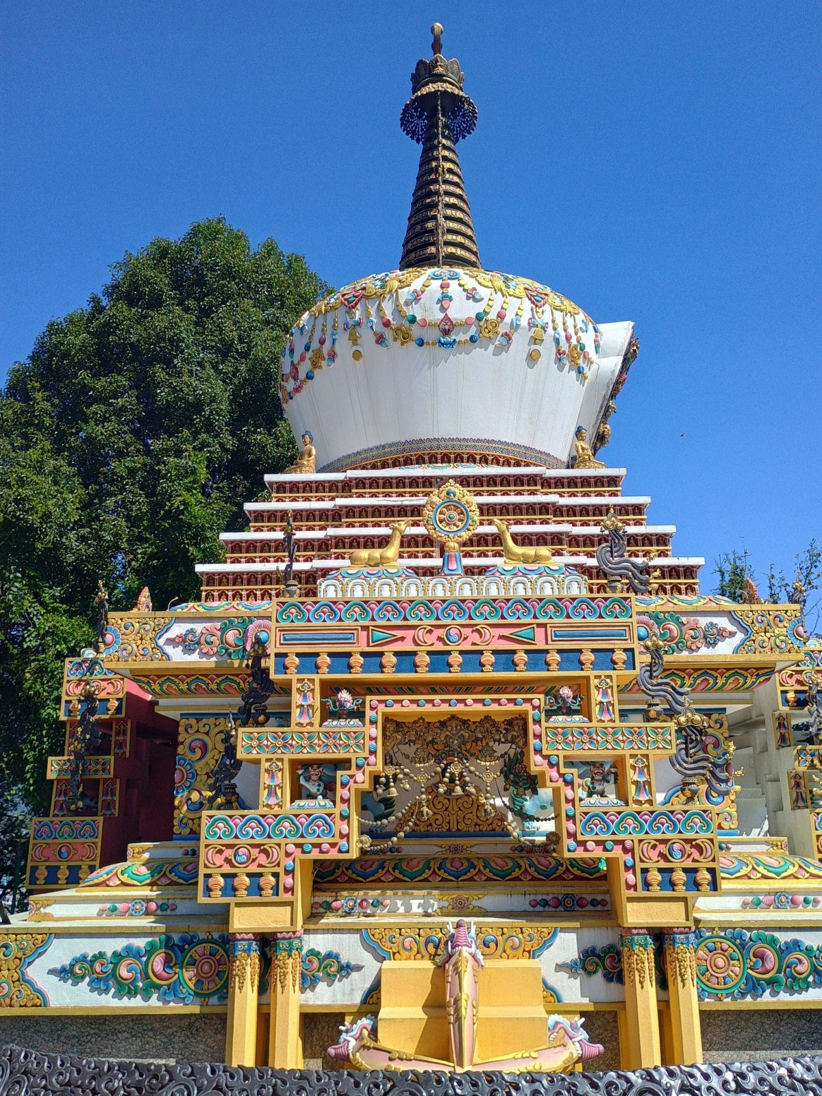 Stúpa v areálu kláštera Kopan