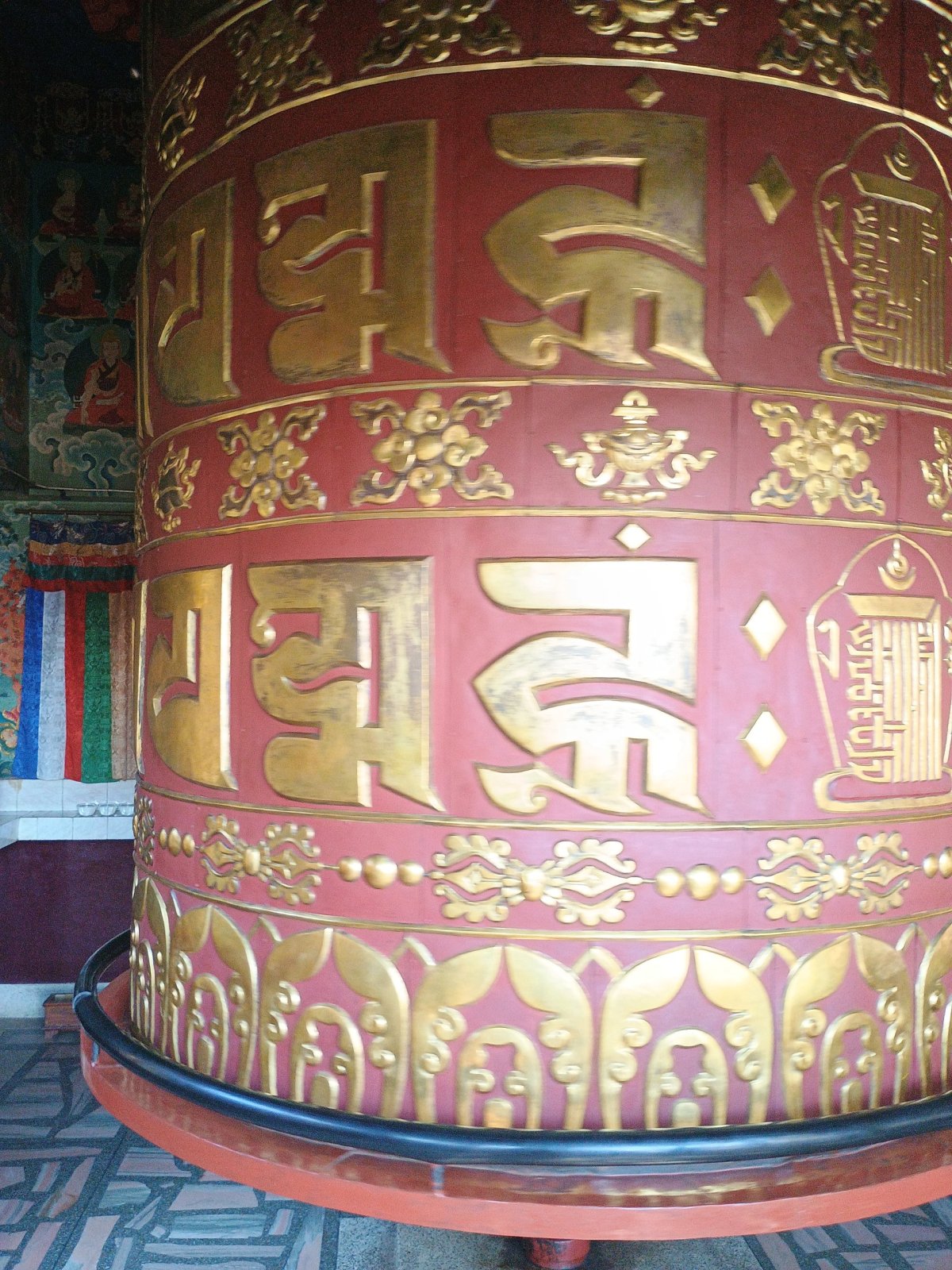 Modlitební mlýnek s mantrou Om Mani Padme Hum