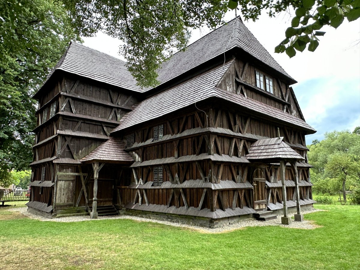 Hronsek - dřevěný kostel