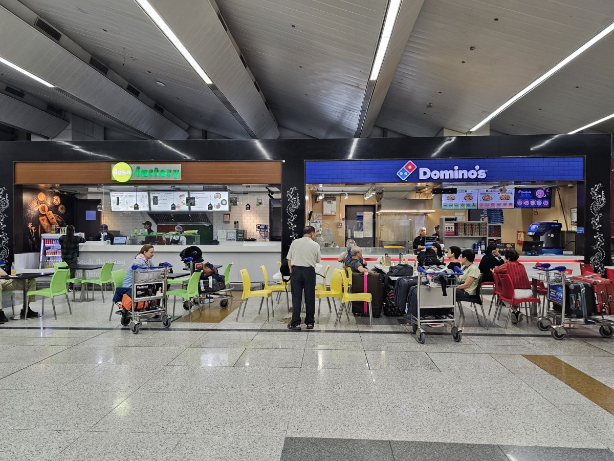 Občerstvení v příletové hale, veřejná část, terminál 3