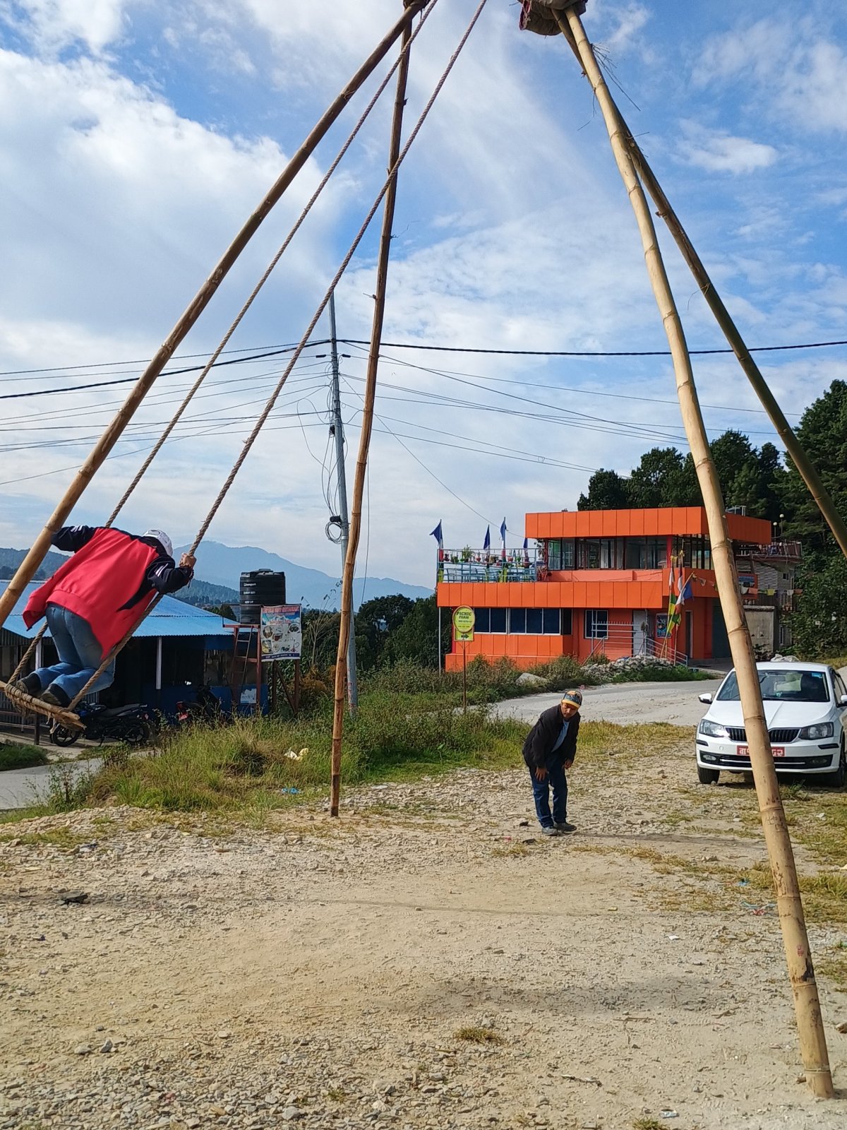 Čtyři tyče z bambusu stačí na houpačku