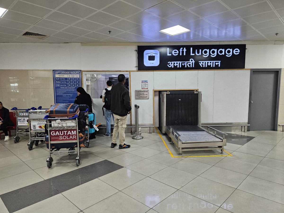 Úschovna zavazadel v budově nad stanicí metra