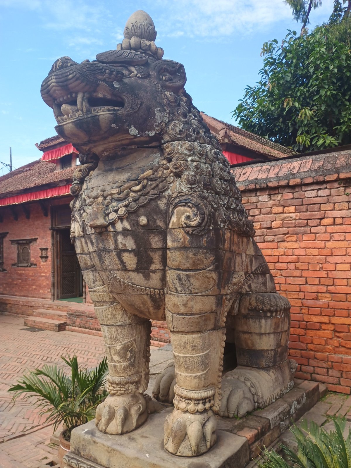 Kamenný lev, strážce chrámu Bhaktapur
