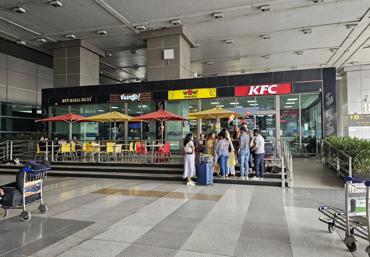 Občerstvení venku před terminálem 3