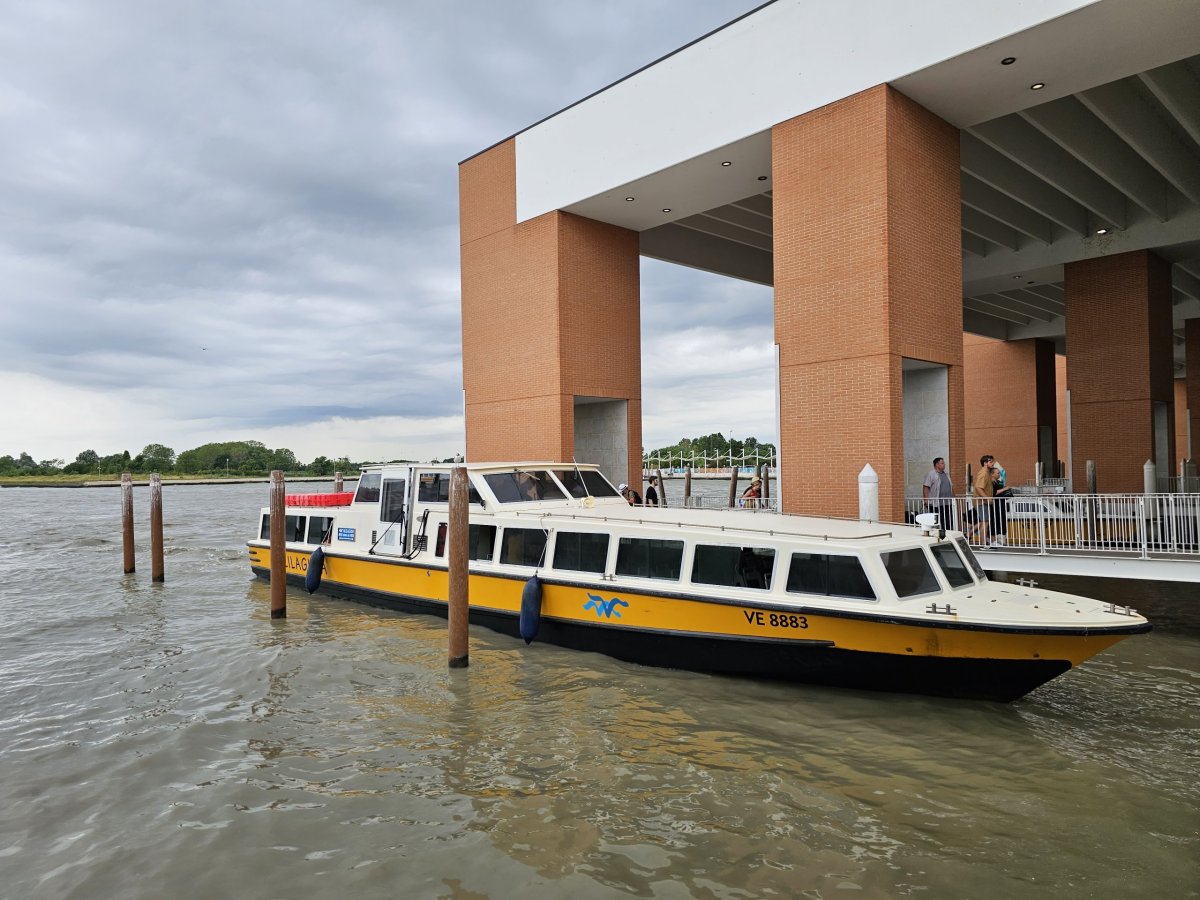 Loď Alilaguna na letišti