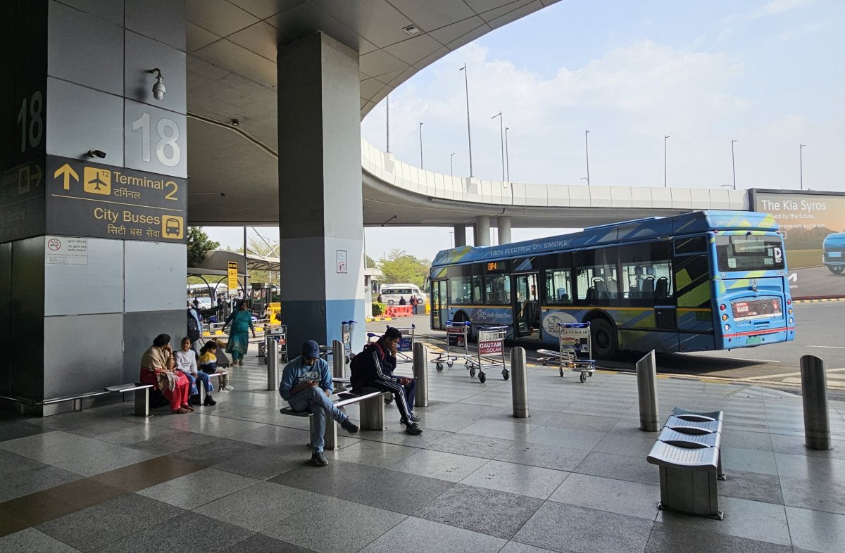 Zastávka městského autobusu před terminálem 3
