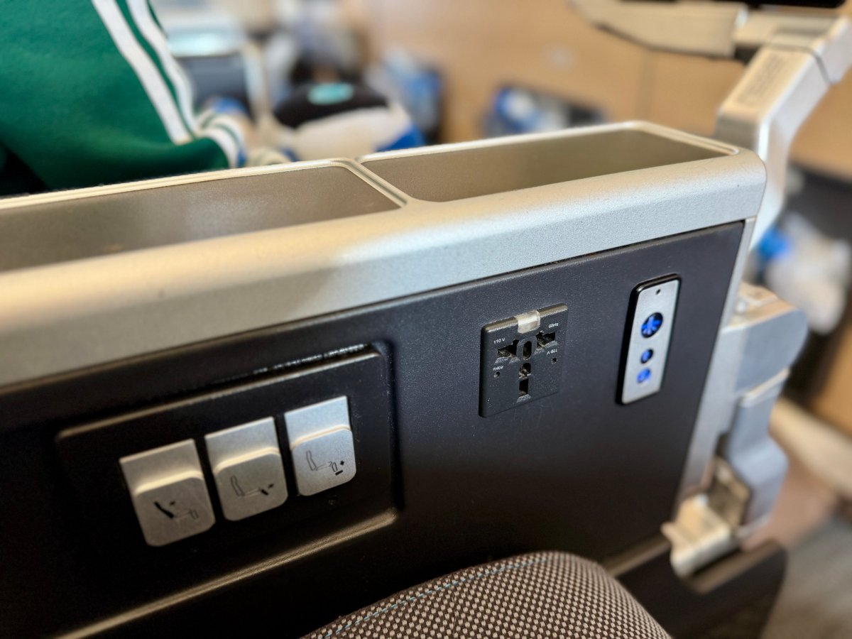 Ovládání sedadla, elektrická zásuvka a ovládání světel